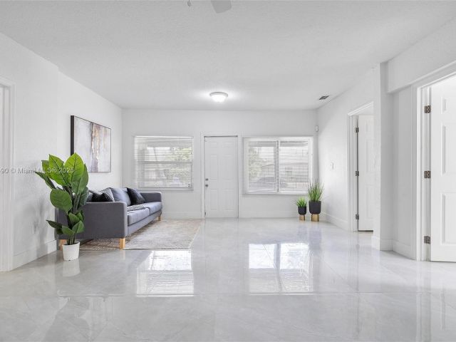 Продажа дома по адресу 1810 NW 47th St - фото 5885298