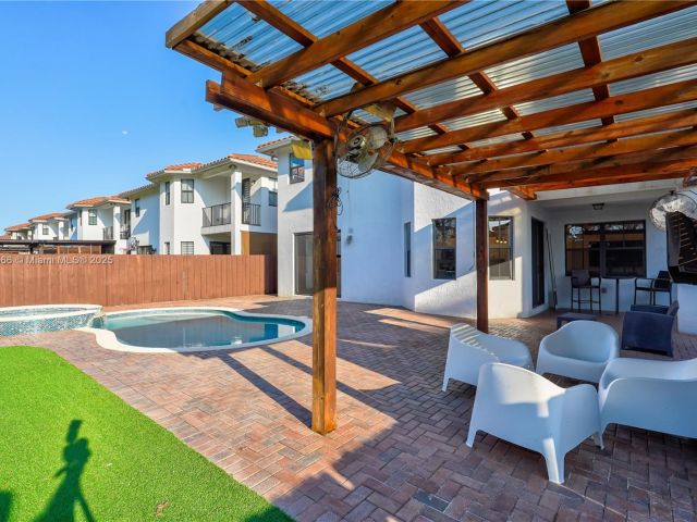 Продажа дома по адресу 10371 NW 10th St - фото 6062561