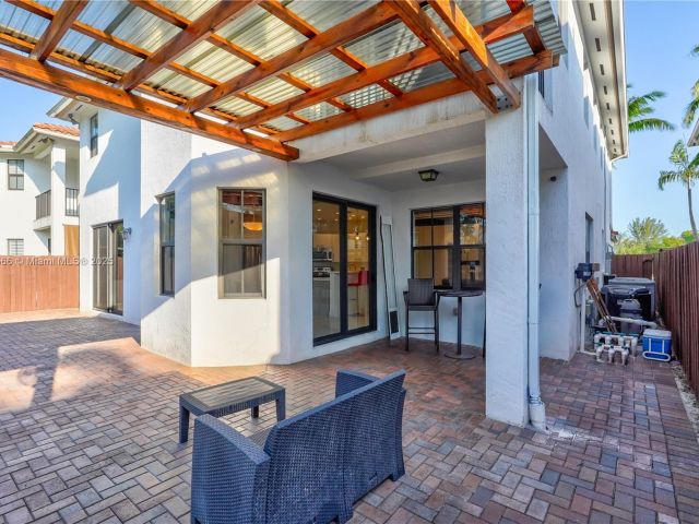 Продажа дома по адресу 10371 NW 10th St - фото 6062562