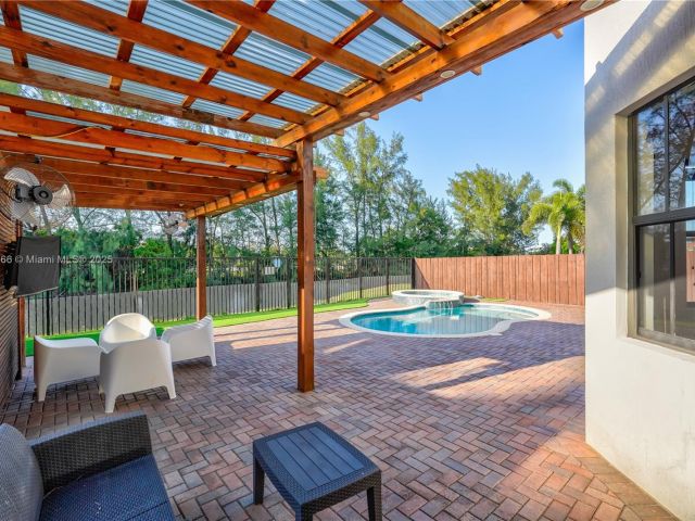 Продажа дома по адресу 10371 NW 10th St - фото 6062563