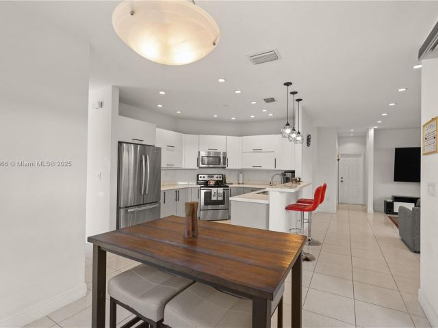 Продажа дома по адресу 10371 NW 10th St - фото 6062565