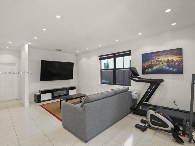 Продажа дома по адресу 10371 NW 10th St - фото 6062567