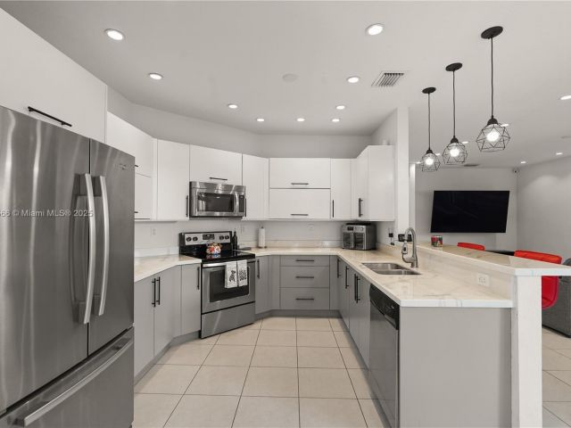 Продажа дома по адресу 10371 NW 10th St - фото 6062568