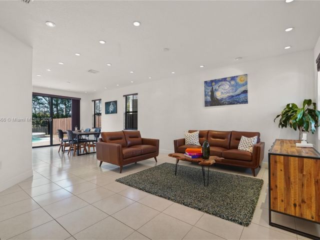 Продажа дома по адресу 10371 NW 10th St - фото 6062572