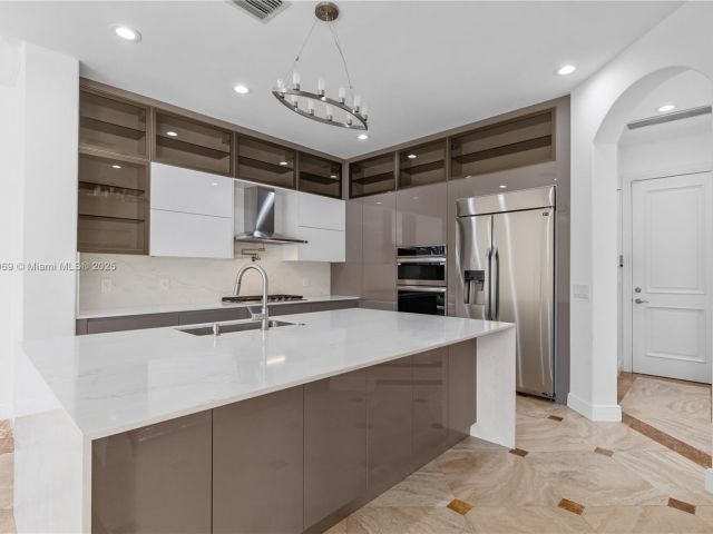 Продажа дома по адресу 260 NE Wavecrest Ct - фото 5910988