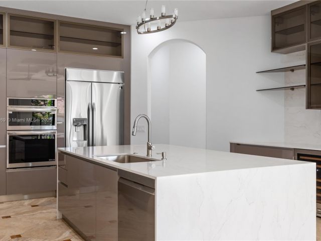 Продажа дома по адресу 260 NE Wavecrest Ct - фото 5910989