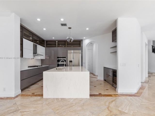 Продажа дома по адресу 260 NE Wavecrest Ct - фото 5910991