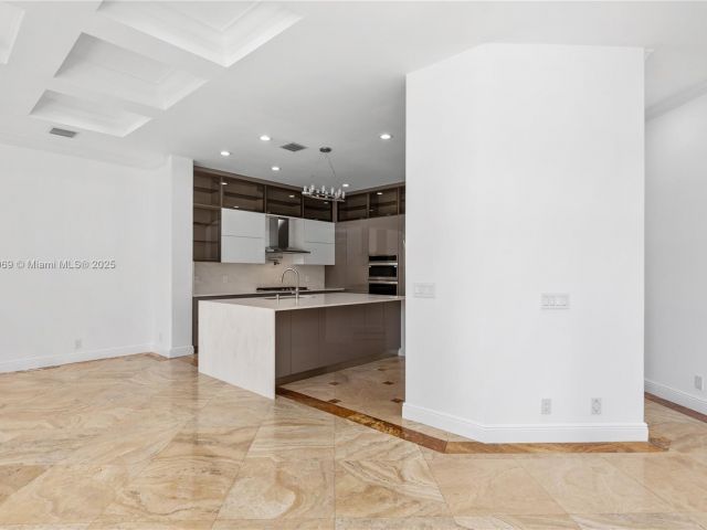 Продажа дома по адресу 260 NE Wavecrest Ct - фото 5910992