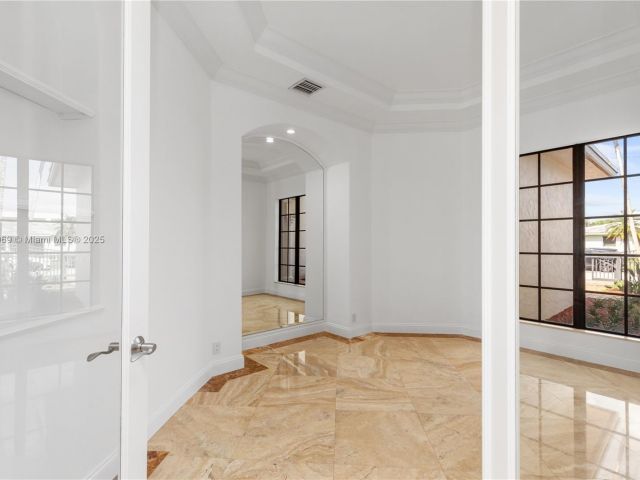 Продажа дома по адресу 260 NE Wavecrest Ct - фото 5910995