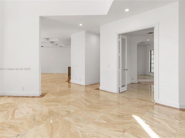 Продажа дома по адресу 260 NE Wavecrest Ct - фото 5910999