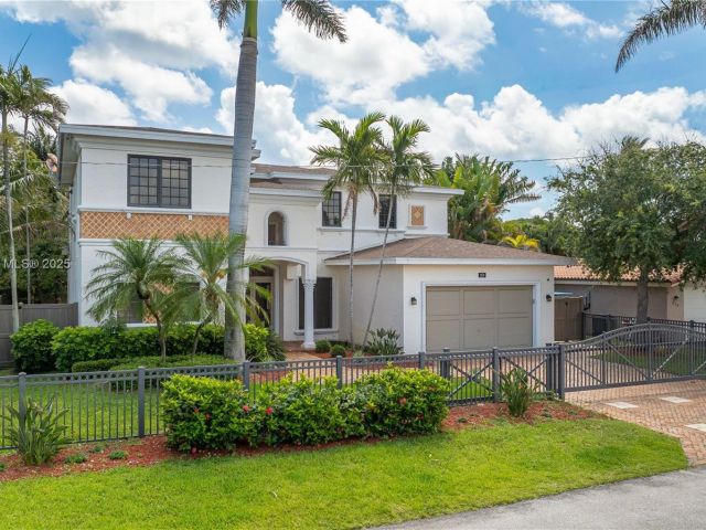 Продажа дома по адресу 260 NE Wavecrest Ct - фото 5911005