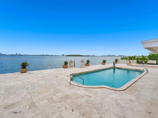 Продажа дома по адресу 1990 NE 119TH RD - фото 5932165