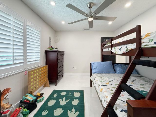 Продажа дома по адресу 10433 SW 21st Ter - фото 5966949