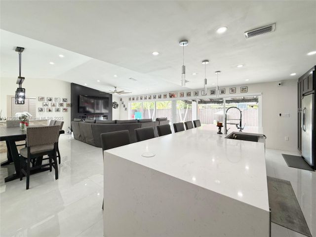 Продажа дома по адресу 10433 SW 21st Ter - фото 5966960