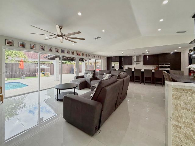 Продажа дома по адресу 10433 SW 21st Ter - фото 5966962