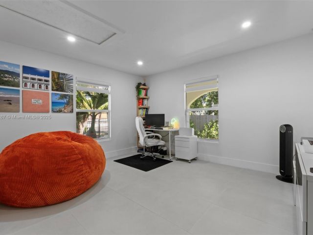 Продажа дома по адресу 4430 NW 1st Ave - фото 5932344