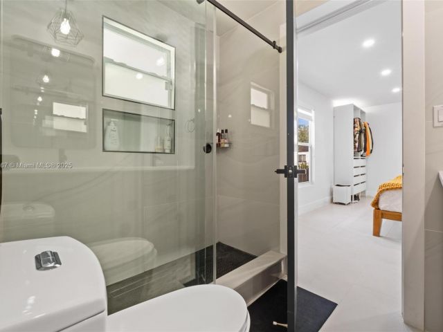 Продажа дома по адресу 4430 NW 1st Ave - фото 5932345