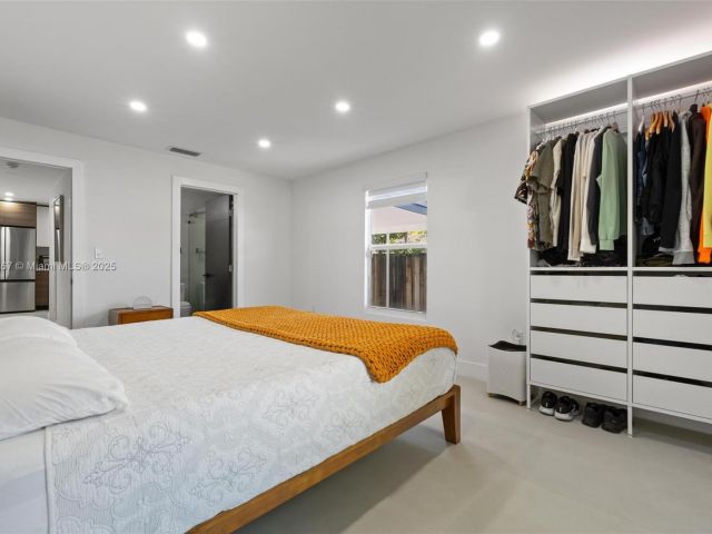 Продажа дома по адресу 4430 NW 1st Ave - фото 5932347