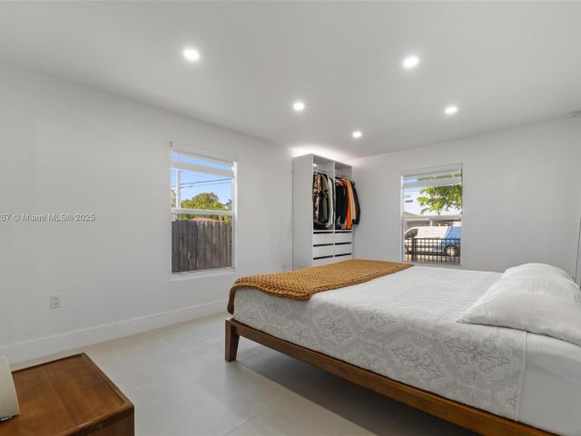 Продажа дома по адресу 4430 NW 1st Ave - фото 5932348