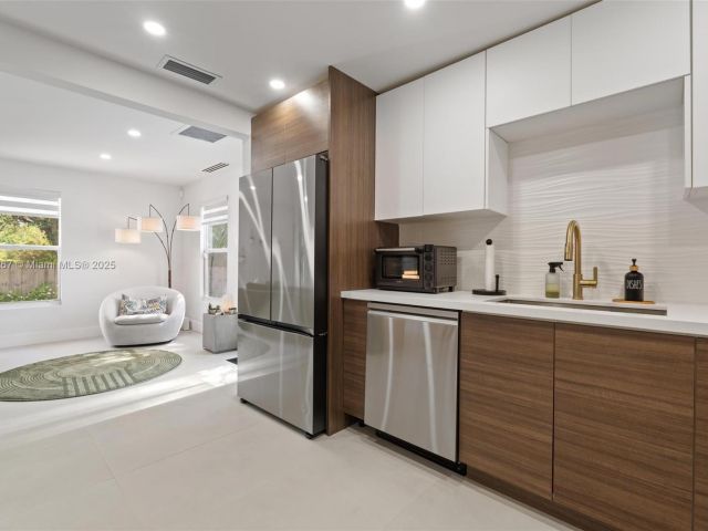 Продажа дома по адресу 4430 NW 1st Ave - фото 5932349