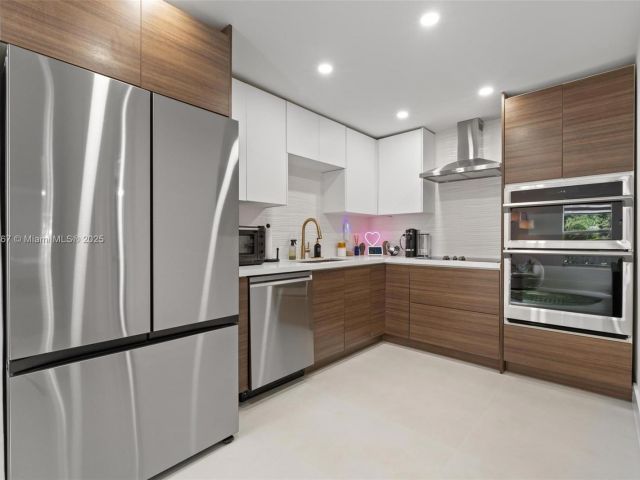 Продажа дома по адресу 4430 NW 1st Ave - фото 5932351