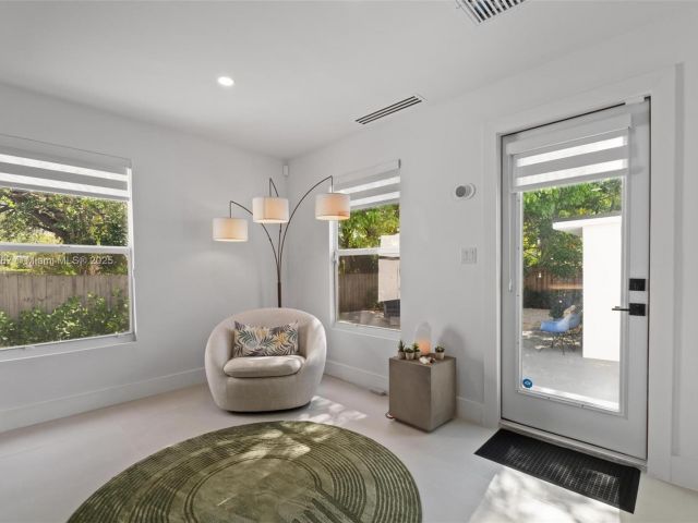 Продажа дома по адресу 4430 NW 1st Ave - фото 5932352