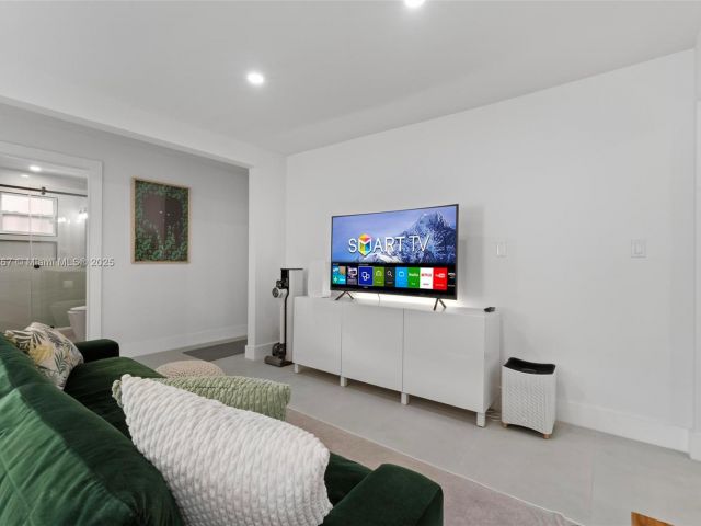 Продажа дома по адресу 4430 NW 1st Ave - фото 5932353