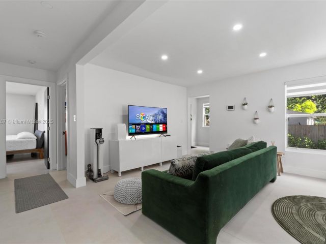 Продажа дома по адресу 4430 NW 1st Ave - фото 5932354