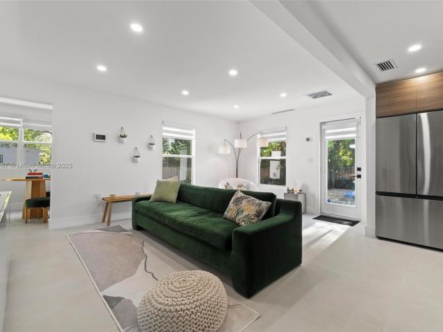 Продажа дома по адресу 4430 NW 1st Ave - фото 5932355