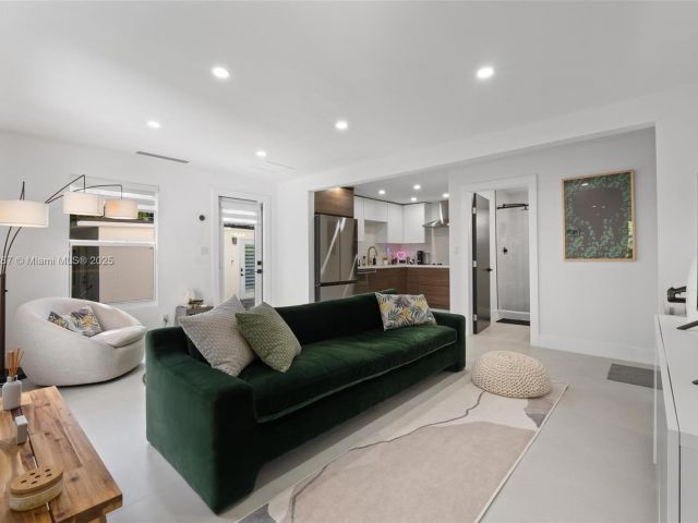 Продажа дома по адресу 4430 NW 1st Ave - фото 5932356