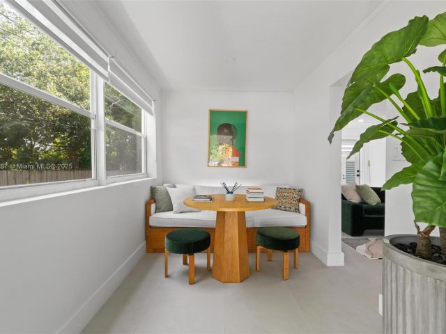 Продажа дома по адресу 4430 NW 1st Ave - фото 5932357