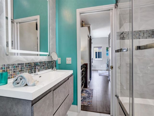 Продажа дома по адресу 1744 NE 9th St - фото 6053552