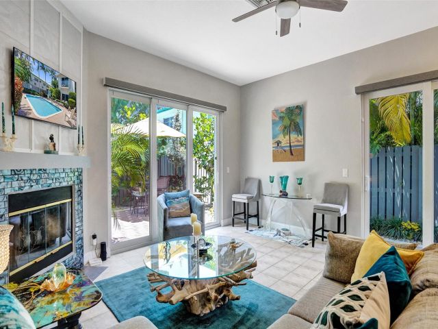 Продажа дома по адресу 1744 NE 9th St - фото 6053556