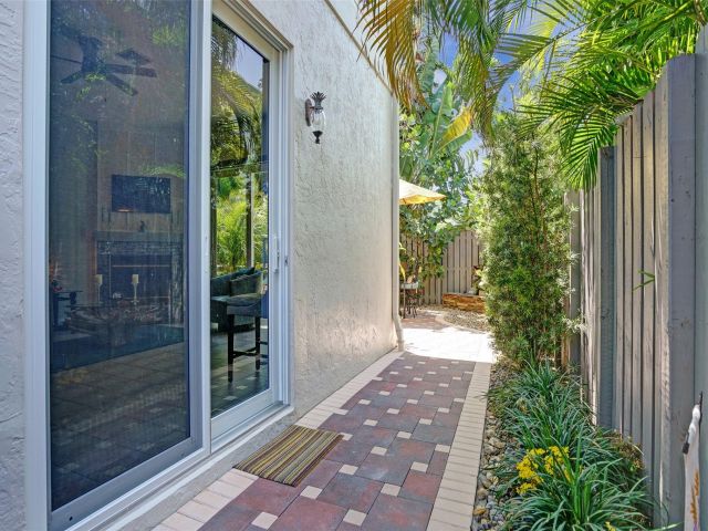 Продажа дома по адресу 1744 NE 9th St - фото 6053557