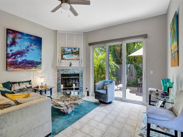 Продажа дома по адресу 1744 NE 9th St - фото 6053558