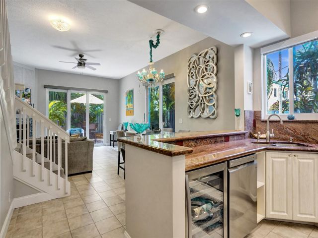 Продажа дома по адресу 1744 NE 9th St - фото 6053560