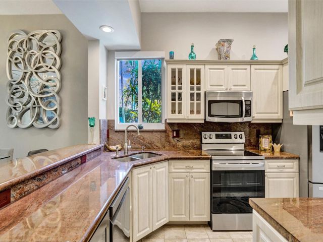 Продажа дома по адресу 1744 NE 9th St - фото 6053561