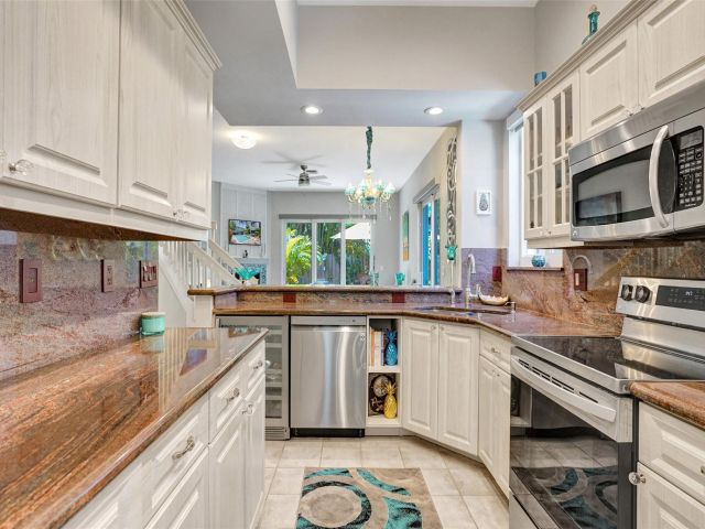 Продажа дома по адресу 1744 NE 9th St - фото 6053562