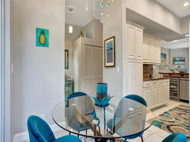 Продажа дома по адресу 1744 NE 9th St - фото 6053563