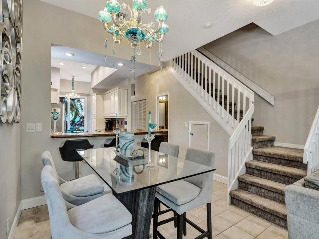 Продажа дома по адресу 1744 NE 9th St - фото 6053565