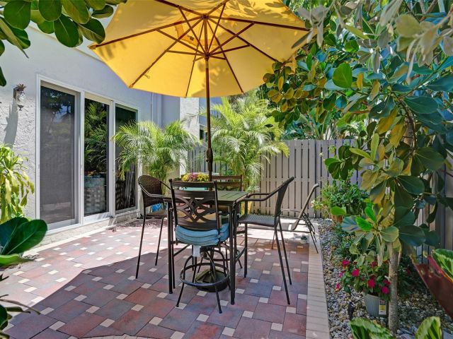 Продажа дома по адресу 1744 NE 9th St - фото 6053567