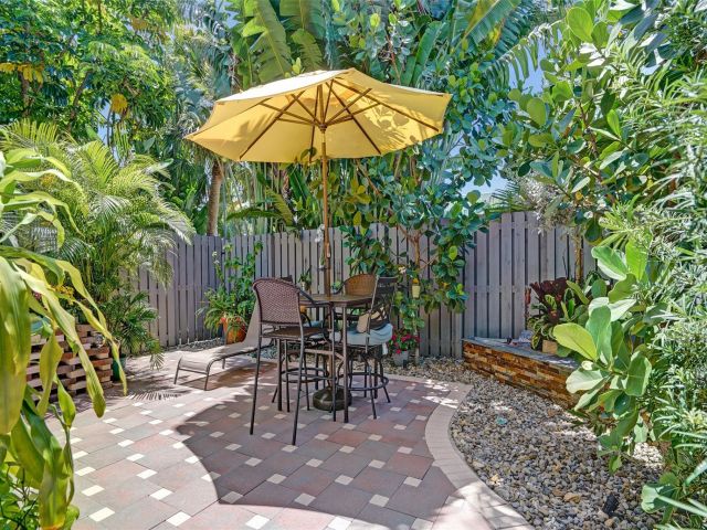 Продажа дома по адресу 1744 NE 9th St - фото 6053568