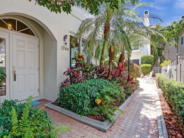 Продажа дома по адресу 1744 NE 9th St - фото 6053571