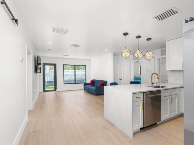 Продажа дома по адресу 303/305 De Carie - фото 5934164