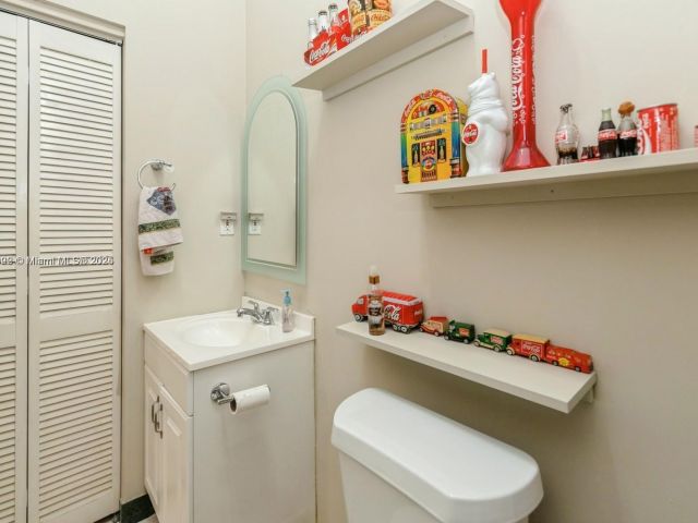 Продажа дома по адресу 999 N Harbor Vw N - фото 5933178