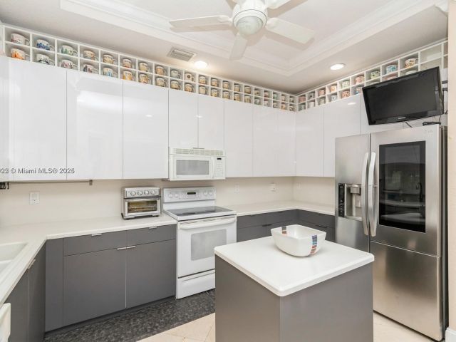 Продажа дома по адресу 999 N Harbor Vw N - фото 5933182