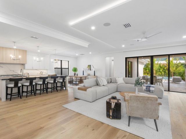 Продажа дома по адресу 731 SE 4th Avenue - фото 5935502