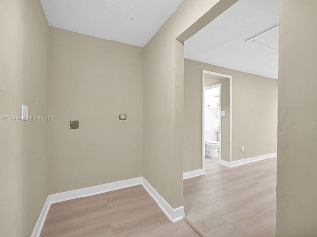 Продажа дома по адресу 12135 NE 10th Ave - фото 5944893