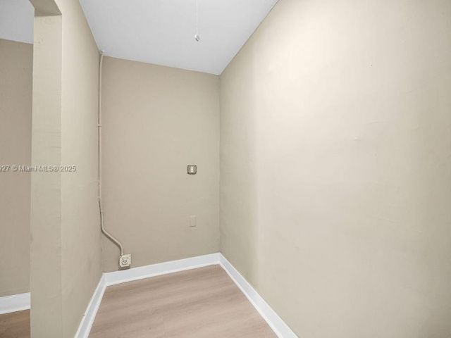 Продажа дома по адресу 12135 NE 10th Ave - фото 5944894