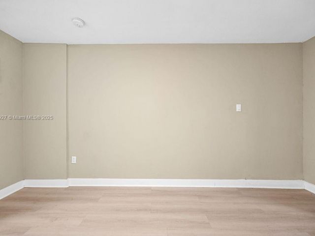 Продажа дома по адресу 12135 NE 10th Ave - фото 5944895